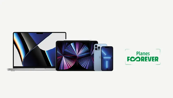 Un portátil, una tableta y dos teléfonos están colocados sobre un fondo blanco junto a un logotipo verde de "Planes FCOOREVER".