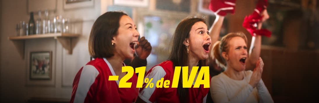 Tres personas celebrando con camisetas rojas en un ambiente interior, junto a un gran texto amarillo que indica ‘-21% de IVA’.