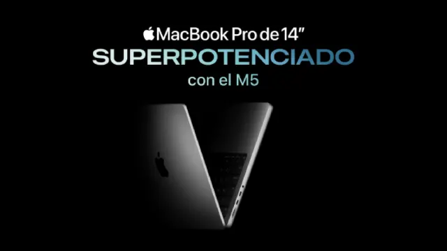 MacBook Pro de 14 pulgadas parcialmente abierto sobre fondo negro, con texto "Superpotenciado con el M5".