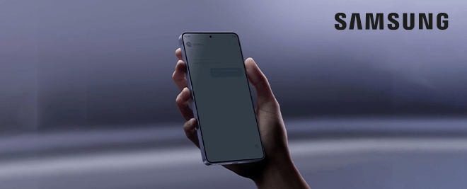 Mano sosteniendo un smartphone Samsung sobre fondo oscuro con el logo Samsung en la esquina superior derecha