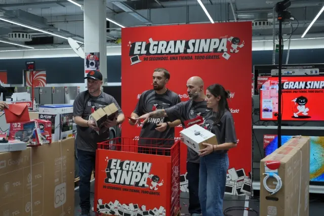 Finalistas mostrando productos en El Gran Sinpa de MediaMarkt.