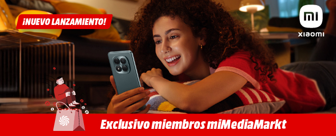 Banner Xiaomi con chica usando smartphone en salón, sello “¡Nuevo lanzamiento!” y franja roja “Exclusivo miembros miMediaMarkt”.