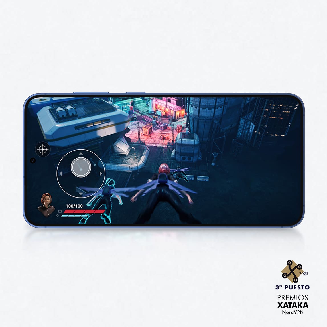 Teléfono móvil azul mostrando un videojuego en pantalla. Interfaz de juego visible. Logo donde se muestra que Samsung ha sido galardonado con el 2º puesto en los premios Xataka 2025.