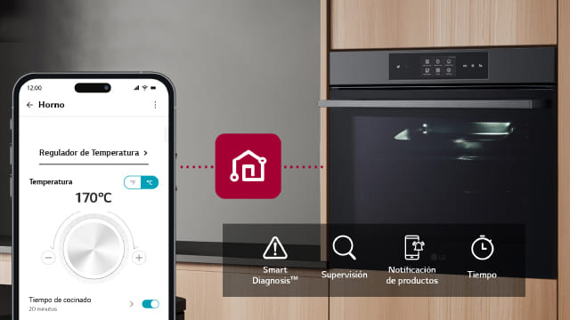 Un teléfono muestra una aplicación para controlar un horno negro empotrado en un mueble de cocina de madera clara.
