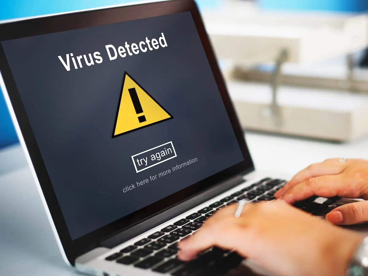 Portátil mostrando alerta de virus detectado