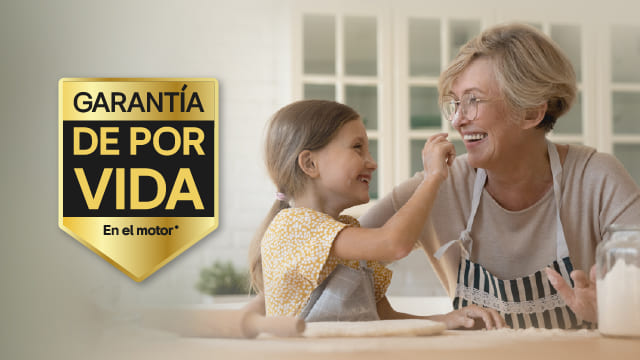 Sello “Garantía de por vida en el motor” junto a abuela y nieta cocinando.