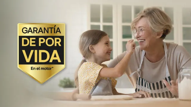 Sello “Garantía de por vida en el motor” junto a abuela y nieta cocinando.