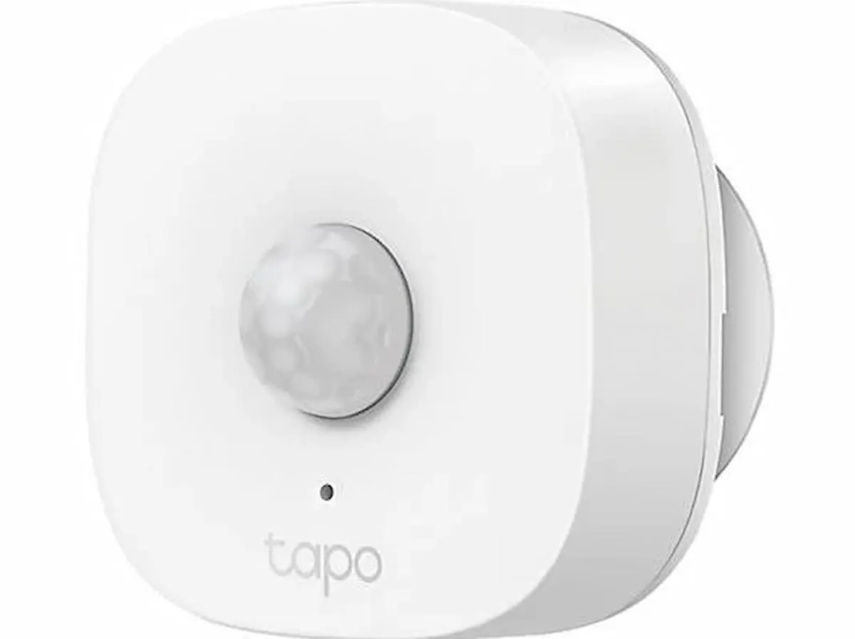 Detector de movimiento inteligente Tapo de color blanco.