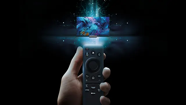 Mano sostiene control remoto inteligente que proyecta imagen futurista de televisor encendido con efectos de luz digital.