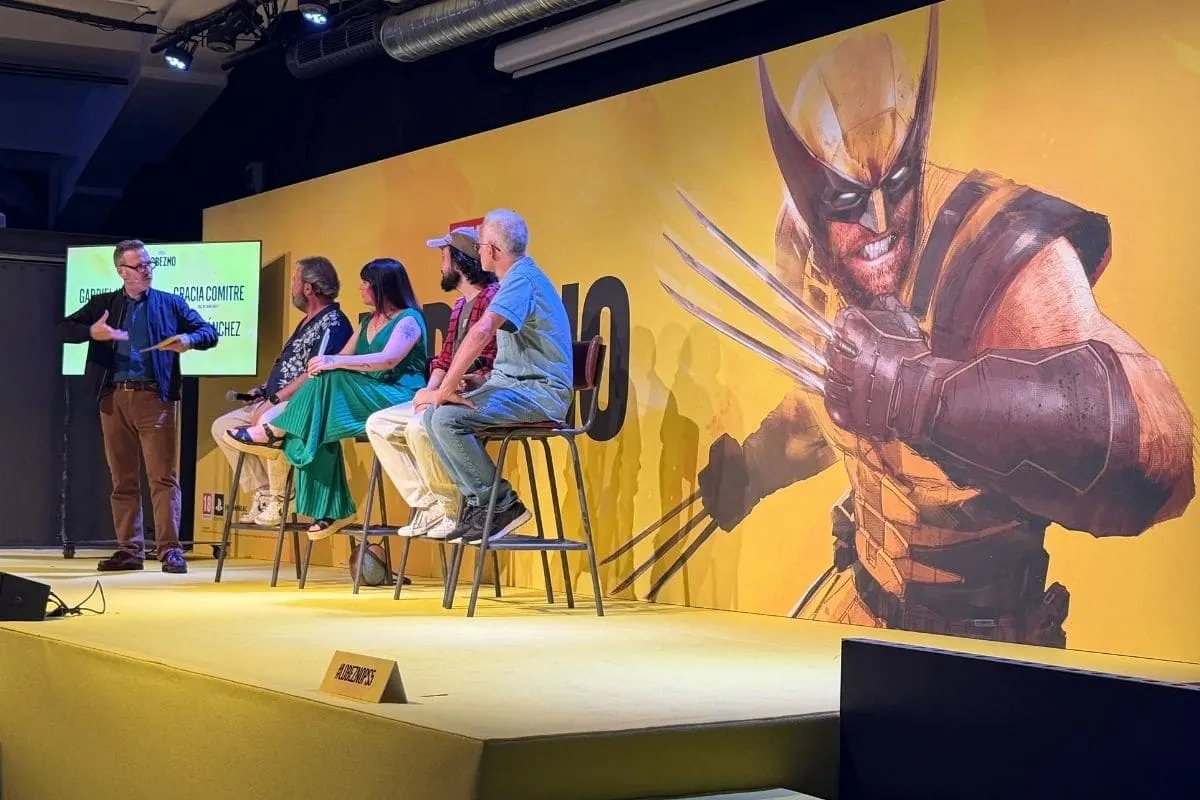 Panel de invitados en un evento de Marvel con Lobezno de fondo