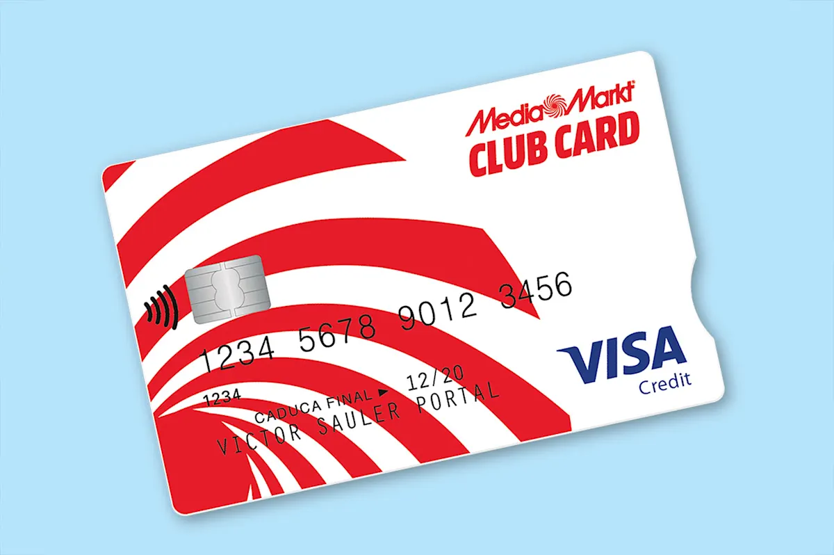 Tarjeta blanca de Media Markt Club Card con números, fecha de caducidad y nombre en rojo, logo de Visa en azul sobre fondo celeste.