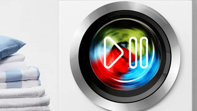 Vista frontal de una lavadora en funcionamiento con los símbolos "Play" y "Pause" sobre el tambor