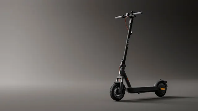 Vista general del patinete eléctrico Xiaomi Electric Scooter 5 en posición de reposo, destacando su diseño estilizado y robusto.