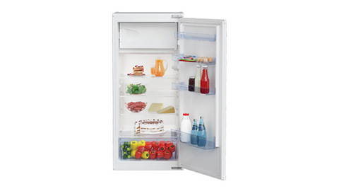 Un refrigerador blanco con puerta abierta muestra estantes llenos de comida, incluyendo frutas, verduras y bebidas embotelladas.