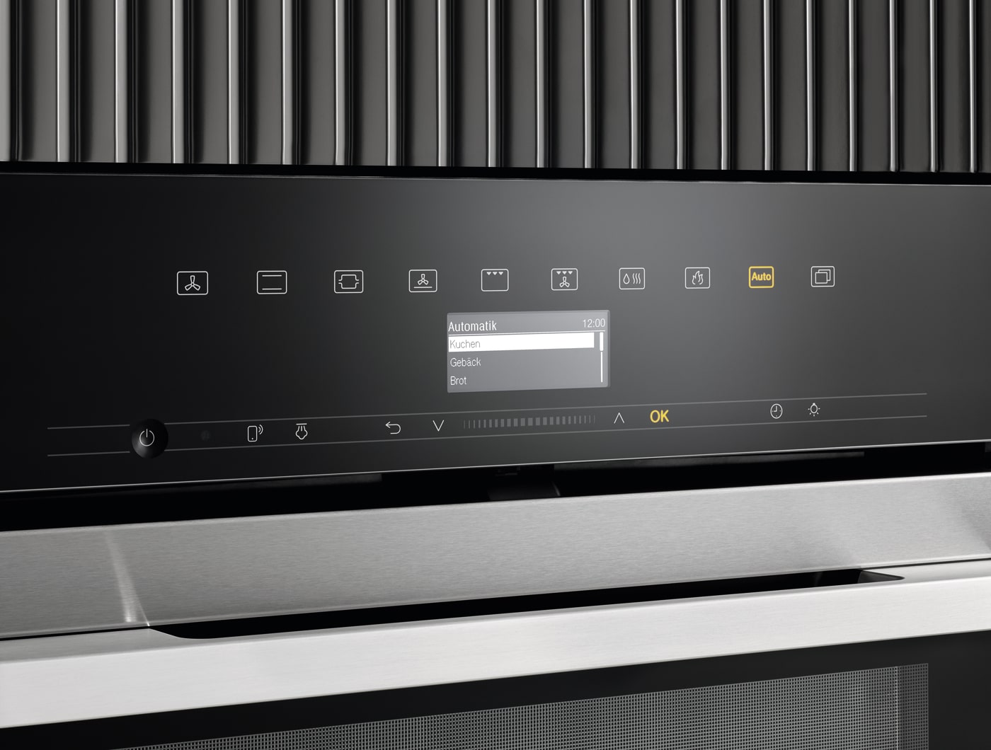 Panel de control de horno con pantalla digital, botones táctiles y rejilla superior. Opción "Auto" resaltada.