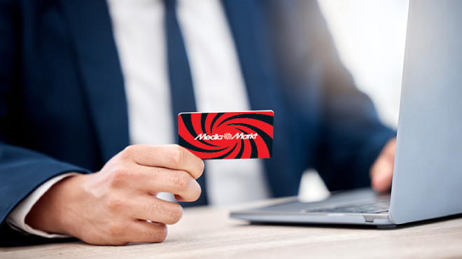 Tres tarjetas de regalo de Media Markt. Dos tienen un regalo rojo y una es de dos mujeres sonriendo.