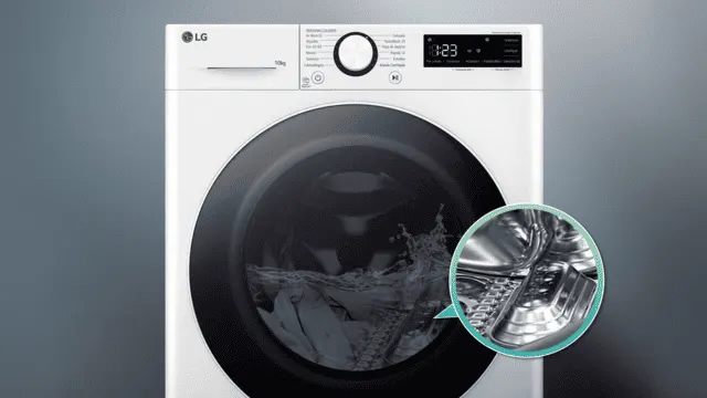 Lavadora LG con ropa en su interior y detalle del tambor en primer plano.