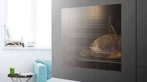 Detalle de la ventana iluminada de un horno con recetas pre-programadas en el que se cocina un ave de gran tamaño