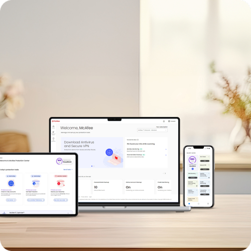 Dispositivos muestran pantalla de software con texto y gráficos, sobre mesa color crema. 