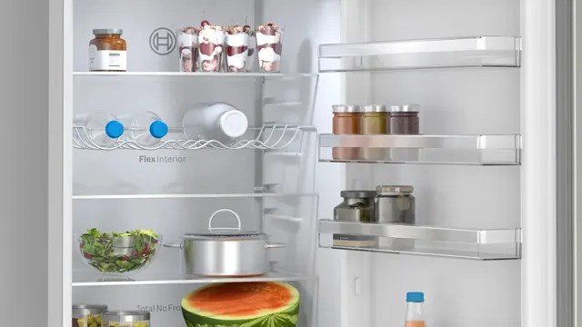 Detalle del compartimento refrigerador abierto con alimentos