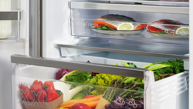Detalle del refrigerador abierto. El cajón VitaFresh para carnes y pescados está cerrado y el cajón VitaFresh para verduras y frutas ligeramente extraído