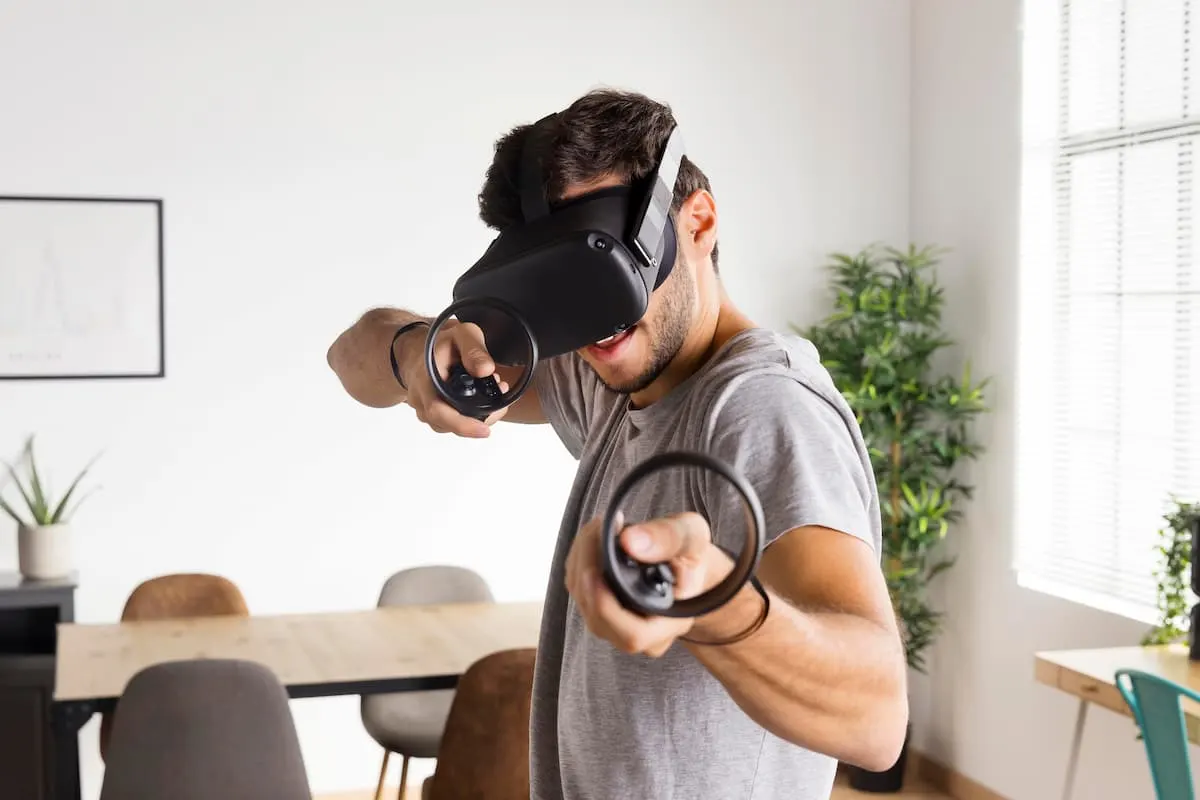 Persona jugando con gafas de realidad virtual y mandos VR.