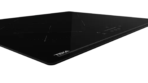 Placa de inducción negra Teka vista en perspectiva, con controles táctiles y diseño elegante.