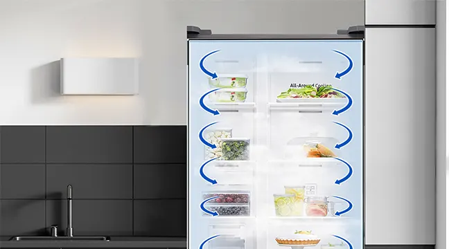 Refrigerador blanco con estantes que contienen alimentos y flechas azules que muestran el flujo de aire. En el fondo, azulejos grises y un lavabo.