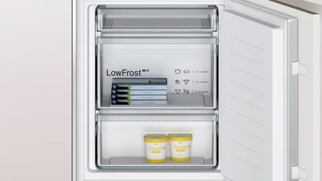 Detalle de congelador con la puerta abierta, mostrando el cajón big box de gran capacidad