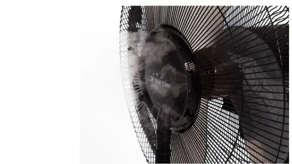 Ventilador de pie negro con aspas en movimiento y niebla de agua saliendo del centro