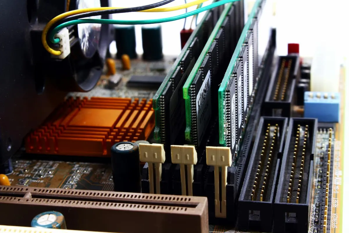 Módulos de memoria RAM instalados en una placa base de ordenador.