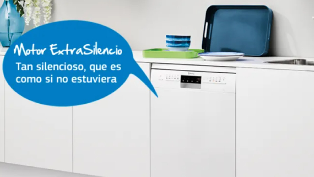 Lavavajillas Balay en cocina con texto "motor extrasilencio. Tan silencioso, que es como si no estuviera¨