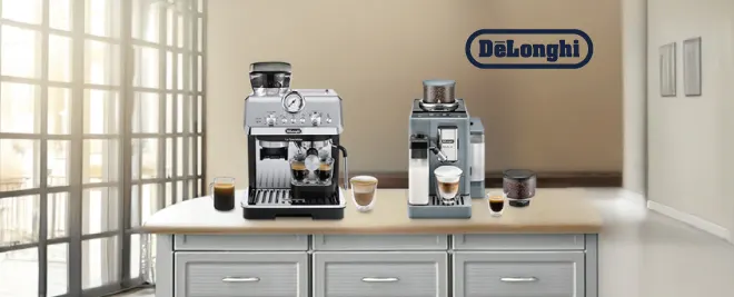 Dos cafeteras De’Longhi sobre una encimera en una cocina luminosa, acompañadas de tazas de café recién preparado.