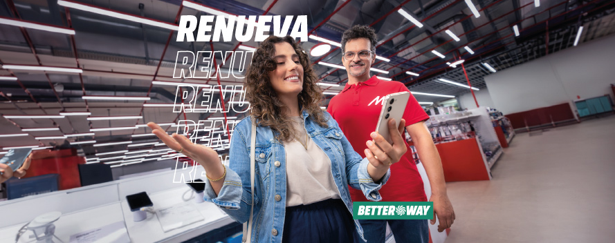 Mujer sonríe al sostener un móvil en tienda de electrónica, acompañada por empleado de MediaMarkt. Texto: "RENUEVA" y "BETTER WAY