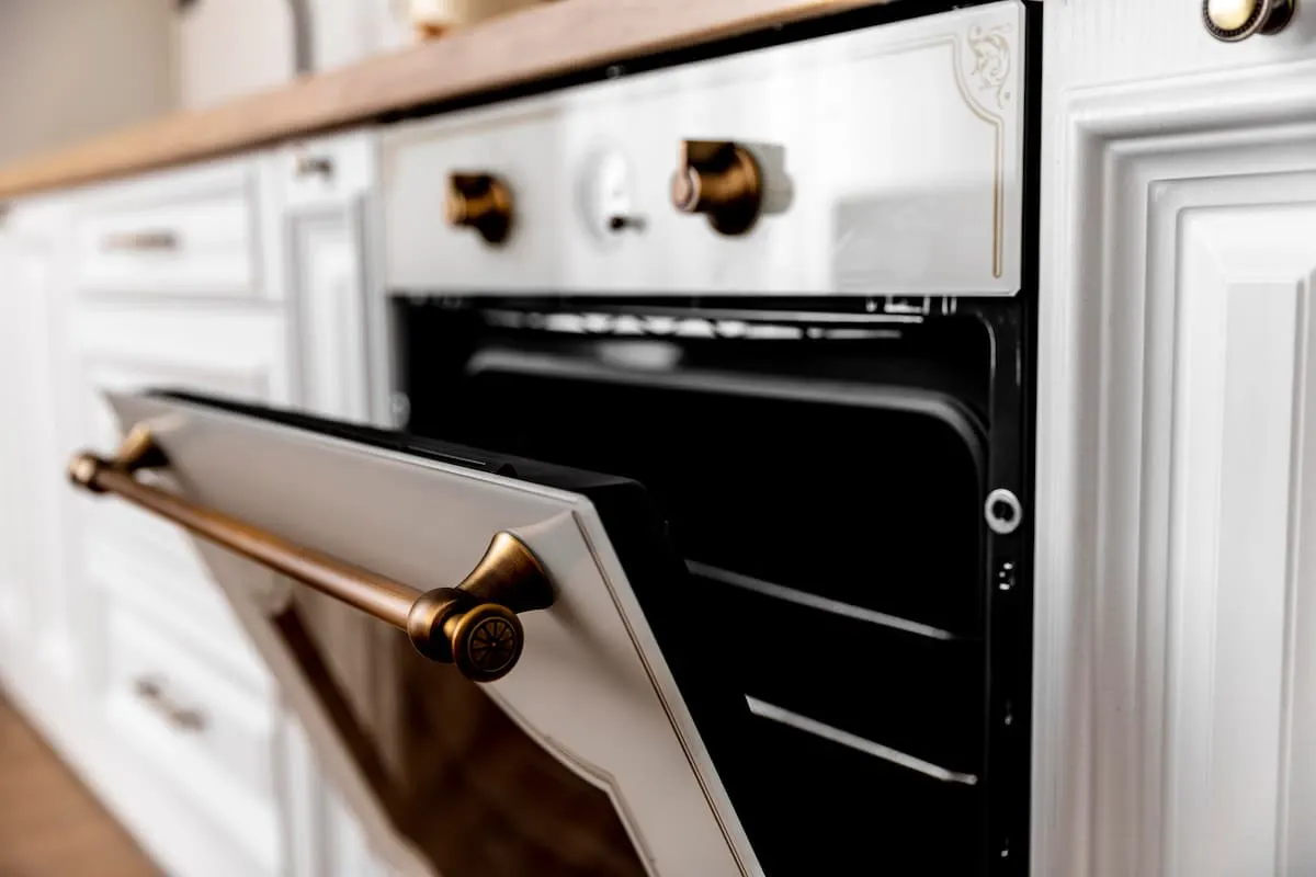 Horno de cocina empotrado con la puerta abierta.