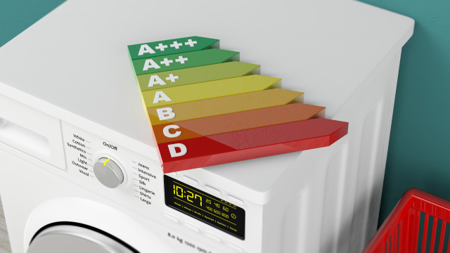 Lavadora blanca con etiqueta de eficiencia energética de verde a rojo, y pantalla digital mostrando "10:27".