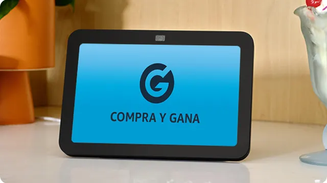 Pantalla negra muestra logo de Google y texto "Compra y Gana" en azul. Maceta naranja y helado con cereza al fondo.