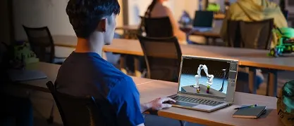 Estudiante con un portatil