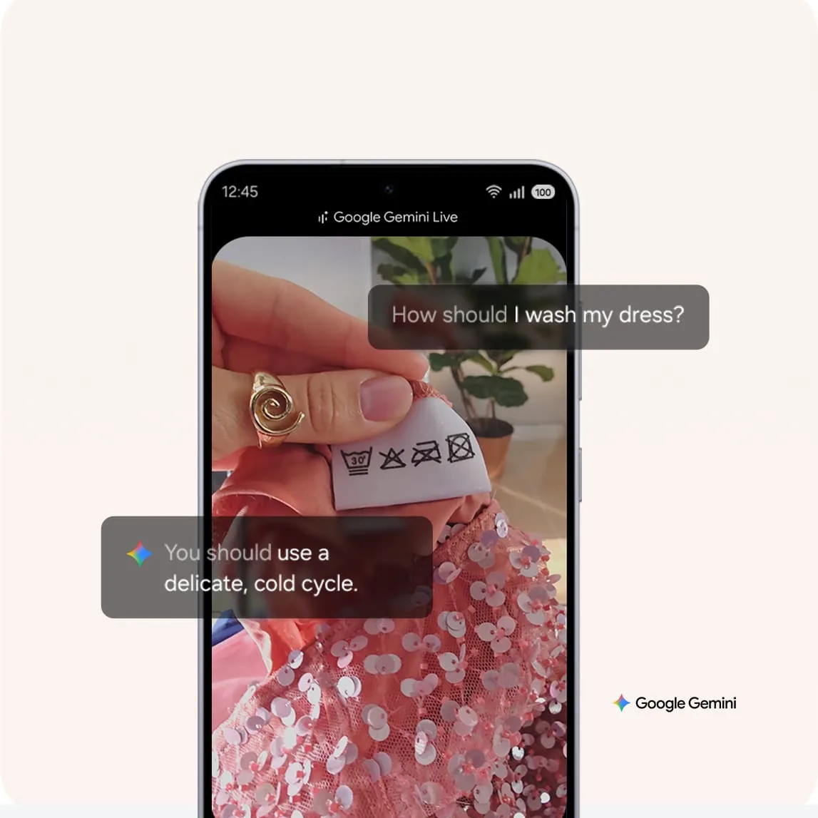 Un smartphone Samsung présente la fonction Google Gemini Live, qui permet de lire l'étiquette d'entretien d'un vêtement et d'obtenir des instructions de lavage via une messagerie instantanée.