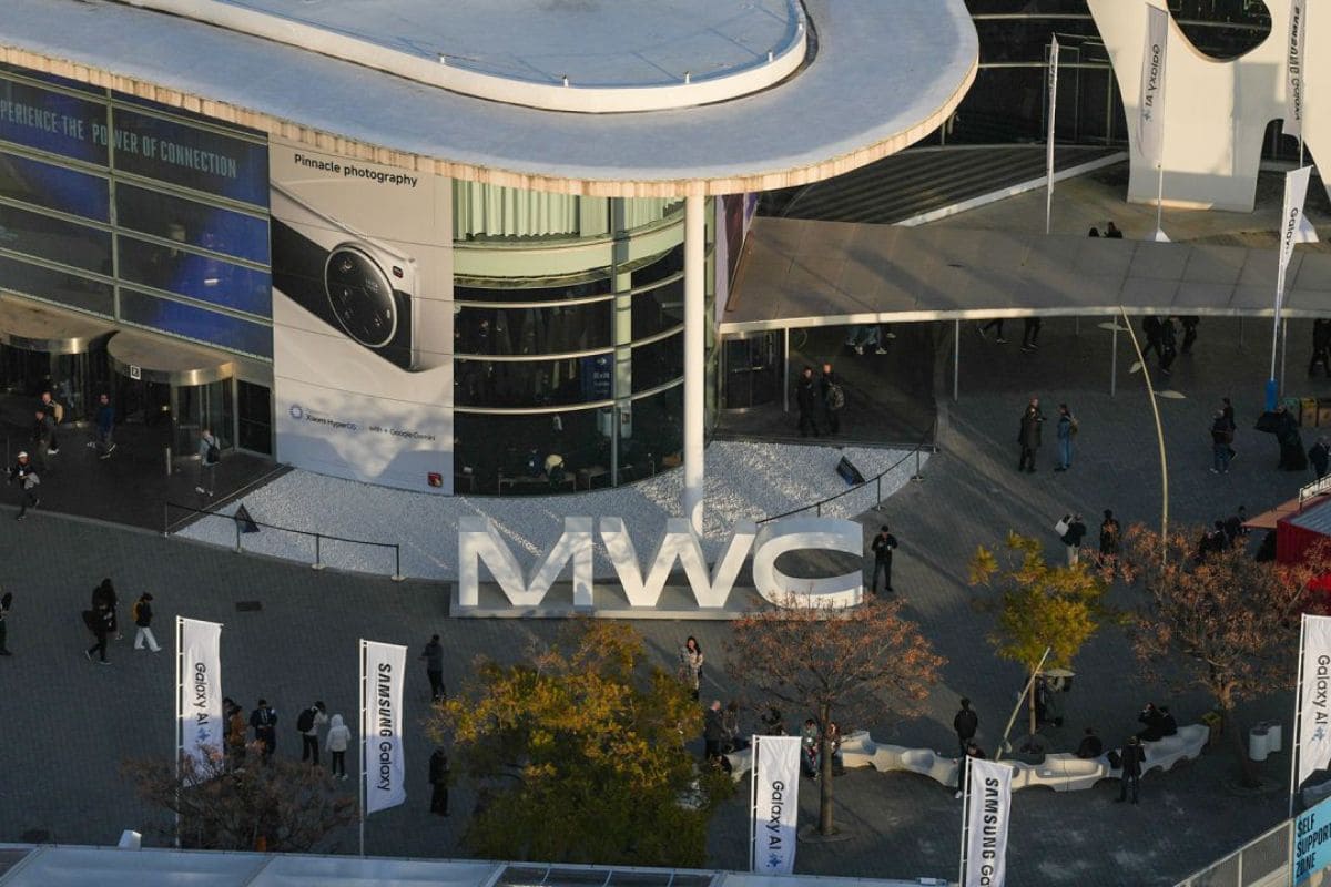 Vista aérea de la entrada del MWC con el logo gigante en el exterior del recinto.