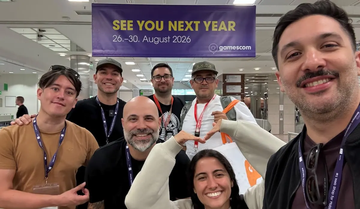 Grupo de personas de Mediamarkt sonriendo en Gamescom con un cartel que anuncia la edición 2026.