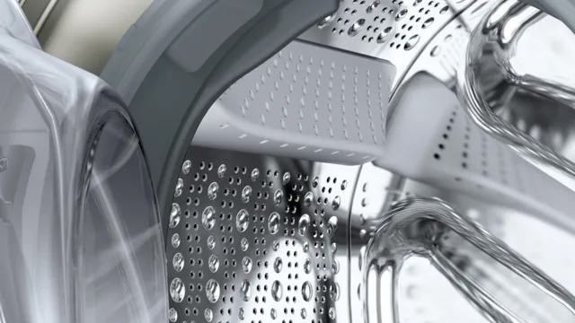 Interior del tambor, con la superficie, las palas asimétricas y la forma de la puerta que reducen la fricción y protegen las prendas 