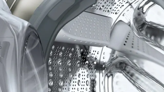 Interior del tambor, con la superficie, las palas asimétricas y la forma de la puerta que reducen la fricción y protegen las prendas