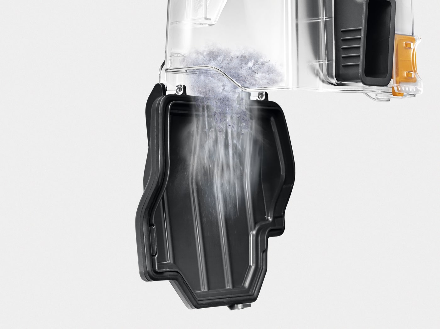 Recipiente transparente con residuos grises vaciándose sobre un receptáculo negro con ranuras, sobre un fondo gris claro.