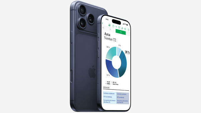 Nuevo iPhone 17, uno de espaldas medio de lado y el otro al lado de frente
