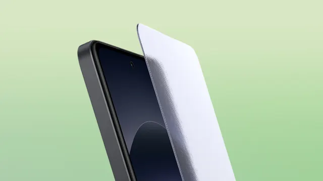 Primer plano de un teléfono móvil con una funda blanca parcialmente colocada, sobre un fondo verde pálido.