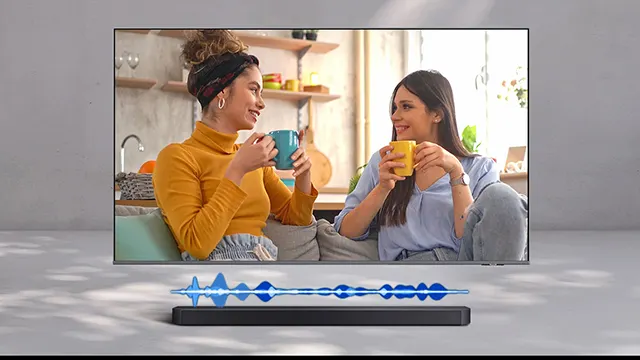 Dos mujeres conversan y toman café en una sala, vistas en la pantalla de un televisor con barra de sonido y ondas de sonido azules.
