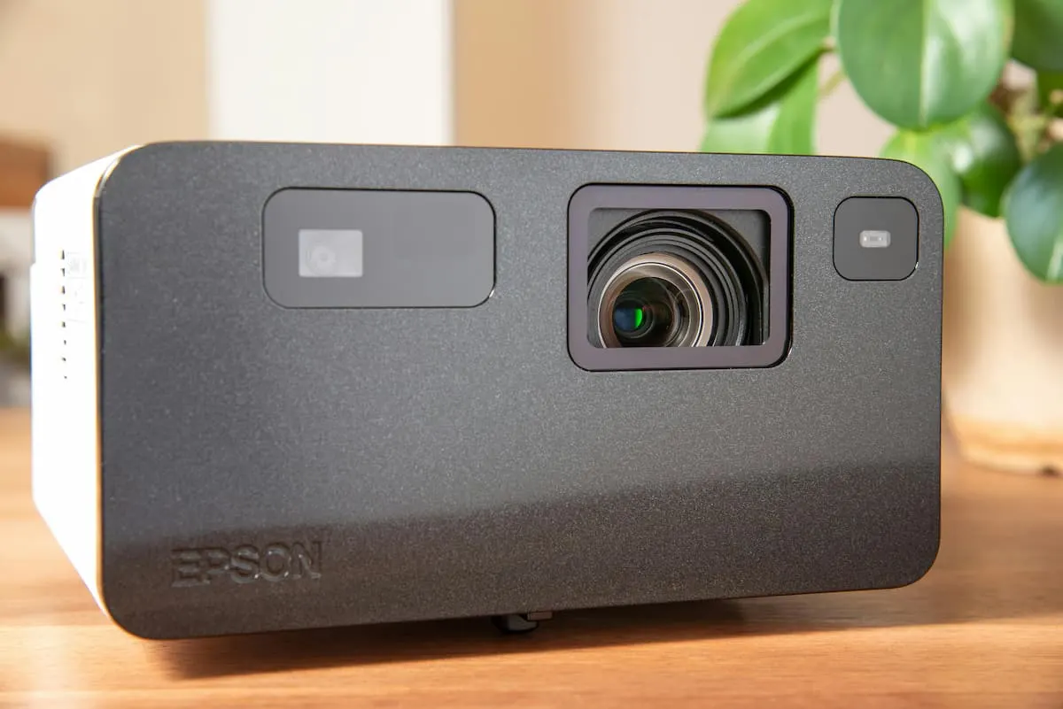 Proyector Epson negro sobre una mesa de madera.