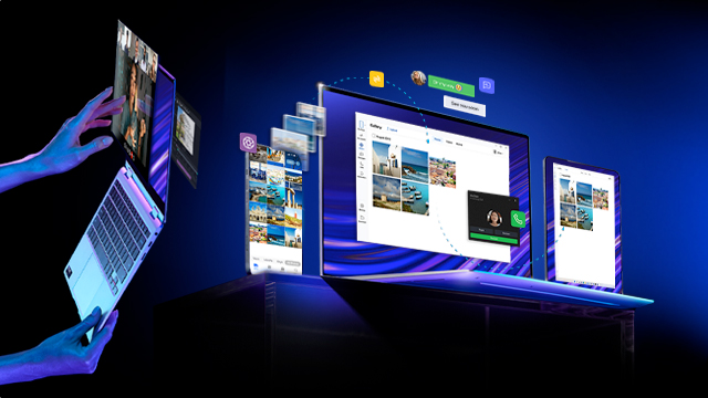 Manos sostienen una laptop desde la que emergen pantallas hacia un monitor y una tableta, mostrando interfaces de usuario.