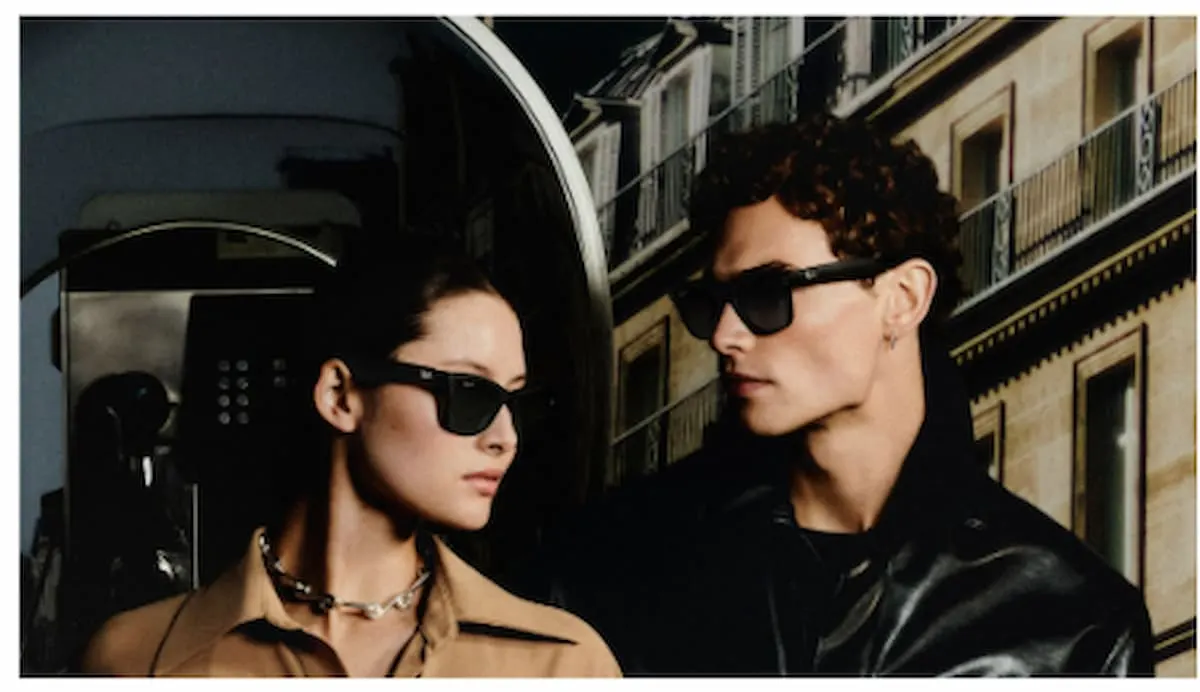 Pareja con gafas de sol Ray-Ban Meta posando en una calle de París